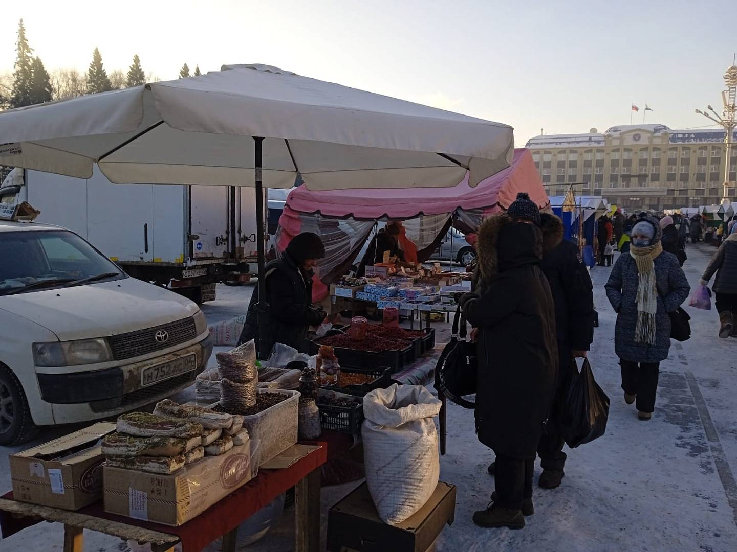 Сегодня, 18 февраля, на главной площади Горно-Алтайска проходит  республиканская сельскохозяйственная ярмарка